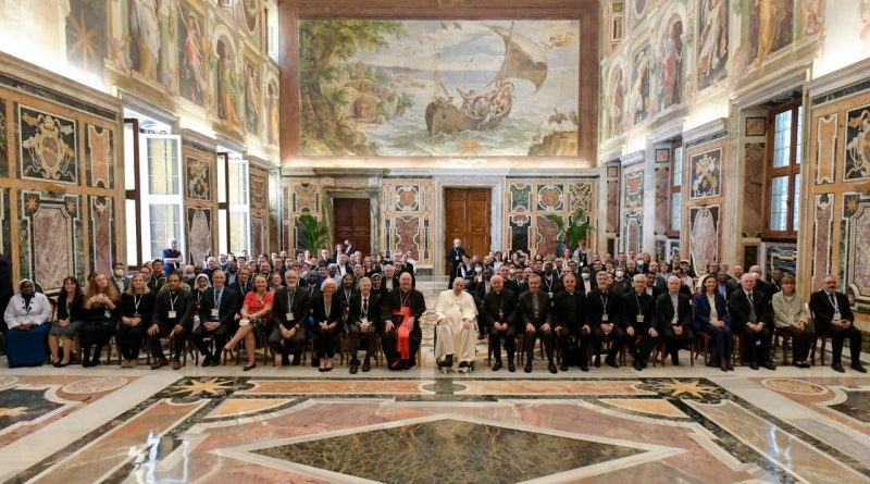 Papa Francesco: “Aiutiamo le famiglie a ritrovare il senso dell’amore”